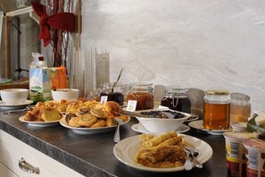 Free daily buffet breakfast