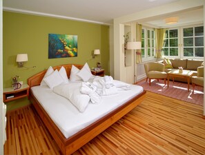 Comfort Studio Suite | Hypo-allergenic bedding, in-room safe, free cribs/infant beds, free WiFi