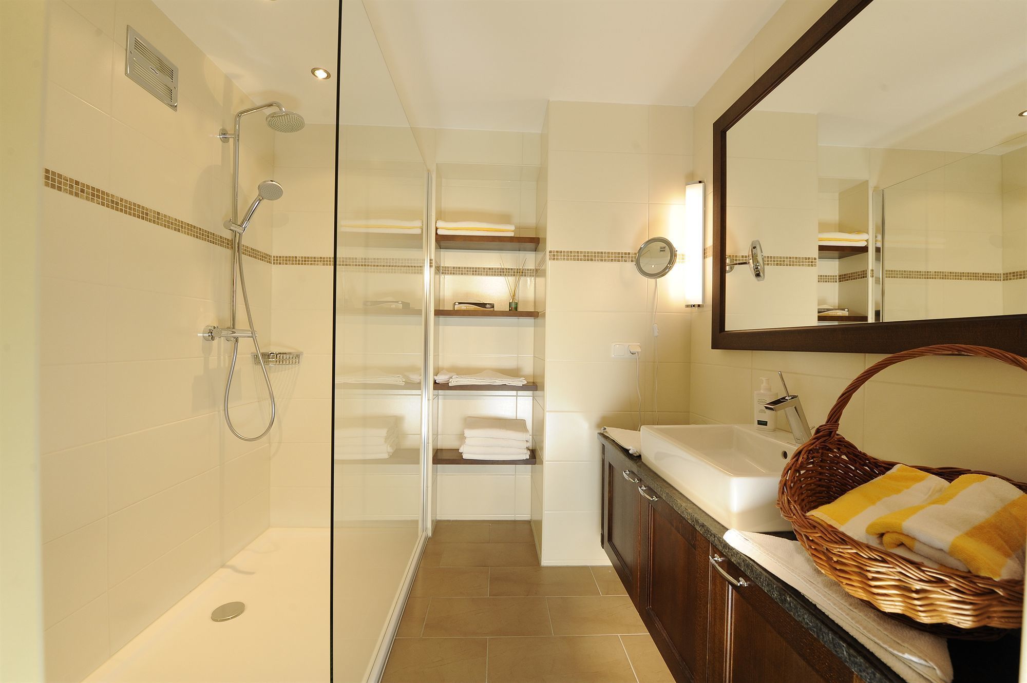 deluxe suite | bathroom | shower, free toiletries, bathrobes, towels