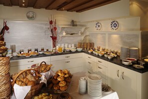 Un bufé de desayuno con diversos alimentos y utensilios.