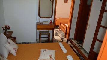 In-room safe, soundproofing, iron/ironing board, free WiFi