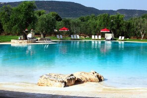 Piscine extérieure (ouverte en saison), parasols de plage