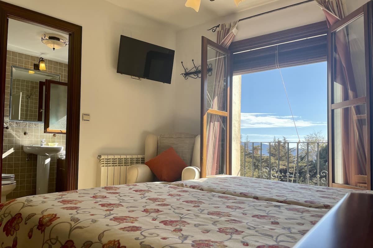 Escritorio, wifi gratis y ropa de cama
