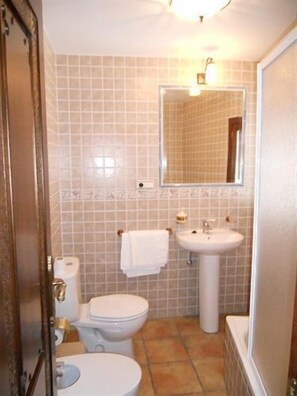 Standard Double Room | Bathroom