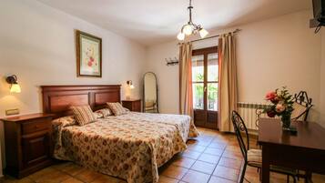 Escritorio, wifi gratis y ropa de cama