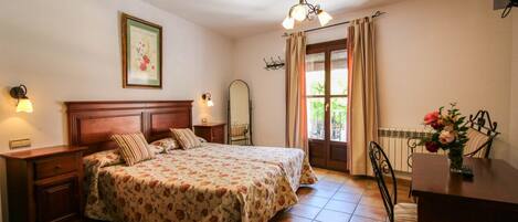 Een bureau, gratis wifi, beddengoed