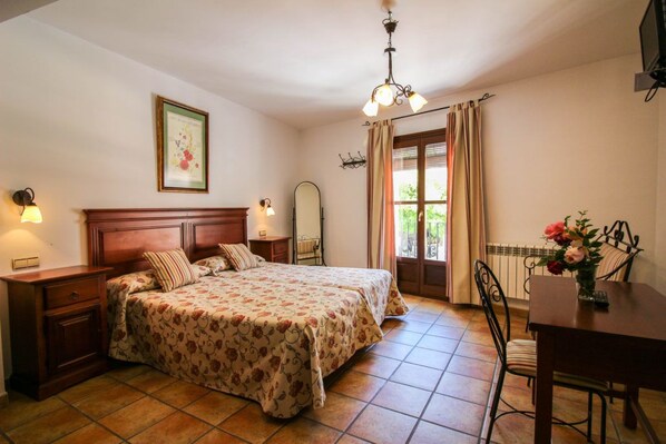 Desk, free WiFi, bed sheets