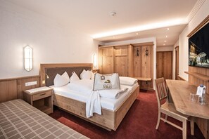 Premium bedding, down comforters, pillowtop beds, in-room safe - Hotel Serles (Mieders)