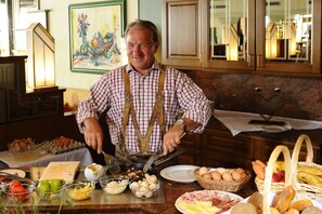 Free daily buffet breakfast - Hotel Serles (Mieders)