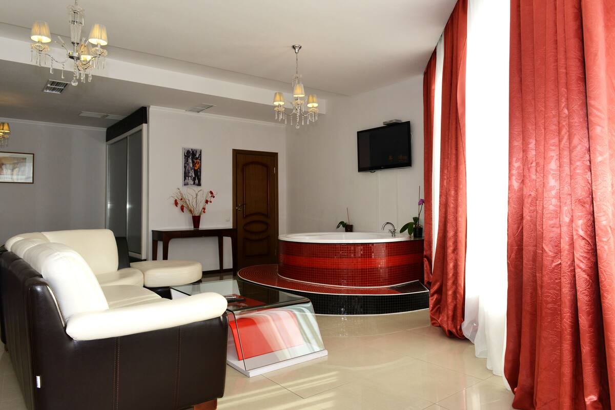 Premium bedding, down duvets, minibar, in-room safe