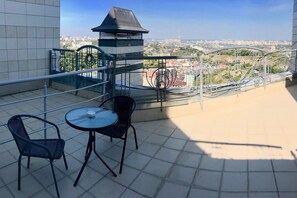 Suite estándar, vista a la ciudad | Balcón