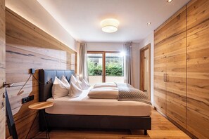 2 bedrooms, minibar, in-room safe, desk