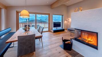 Exklusivt penthouse | Vardagsrum | Platt-tv, eldstad och golvvärme