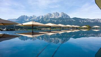 Piscine extérieure, parasols de plage, chaises longues