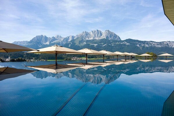 室外泳池;泳池傘、躺椅