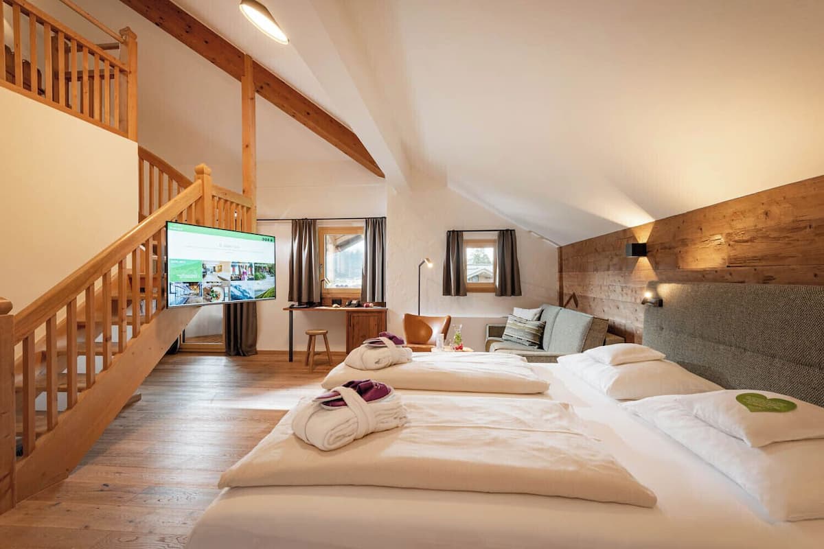 2 bedrooms, minibar, in-room safe, desk