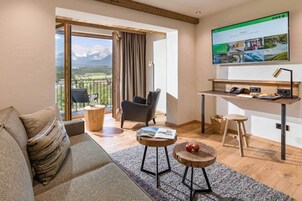 Estudio, vistas a la montaña | Minibar, caja fuerte, escritorio y espacio para trabajar con un portátil