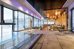 Outdoor pool, pool umbrellas, sun loungers - Penzinghof (Oberndorf in Tirol)