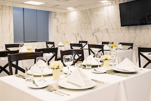 Breakfast, lunch, dinner served; international cuisine, pool views