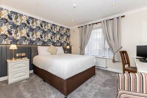Double Room, Ensuite | Egyptian cotton sheets, premium bedding, Select Comfort beds - Hillview House (Lusk)