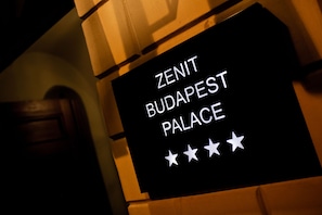 A sign with "ZENT BUDAPEST PALACE" and three stars. - Hotel Zenit Budapest Palace (Budapest)