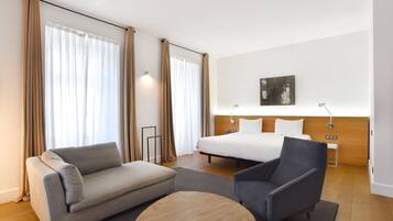 Habitación doble Premium | Minibar, caja de seguridad en la habitación y decoración personalizada