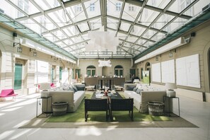 Coin salon dans le hall