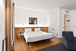 Minibar, in-room safe, individually decorated, individually furnished - Hotel Zenit Budapest Palace (Budapest)