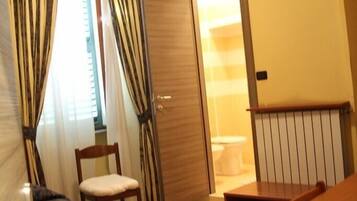 Minibar, una scrivania, Wi-Fi gratuito