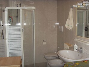 Combined shower/bathtub, free toiletries, hair dryer, bathrobes