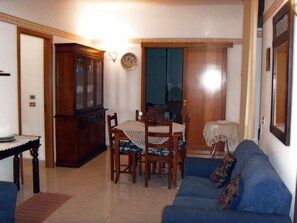 Honeymoon Single Room, Garden View | Living room