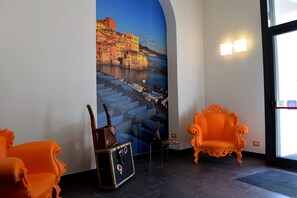 Lobby sitting area - Hotel Fiume (Genoa)