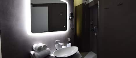 Dusche, kostenlose Toilettenartikel, Haartrockner, Bidet