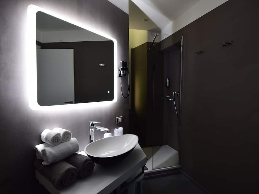 Shower, perlengkapan mandi gratis, pengering rambut, dan kloset