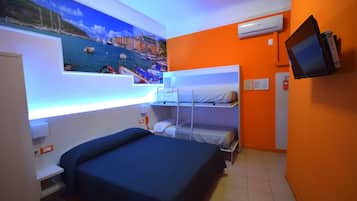 Una habitación con una cama litera, un televisor de pantalla plana y un mural con una escena costera.