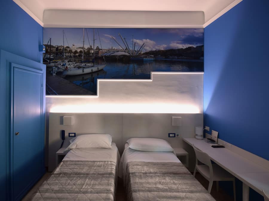 Bar mini, meja, ruang kerja komputer riba, langsir/tirai gelap terus