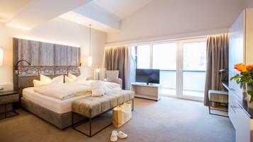 Suite junior | Ropa de cama de alta calidad, minibar, caja fuerte y escritorio