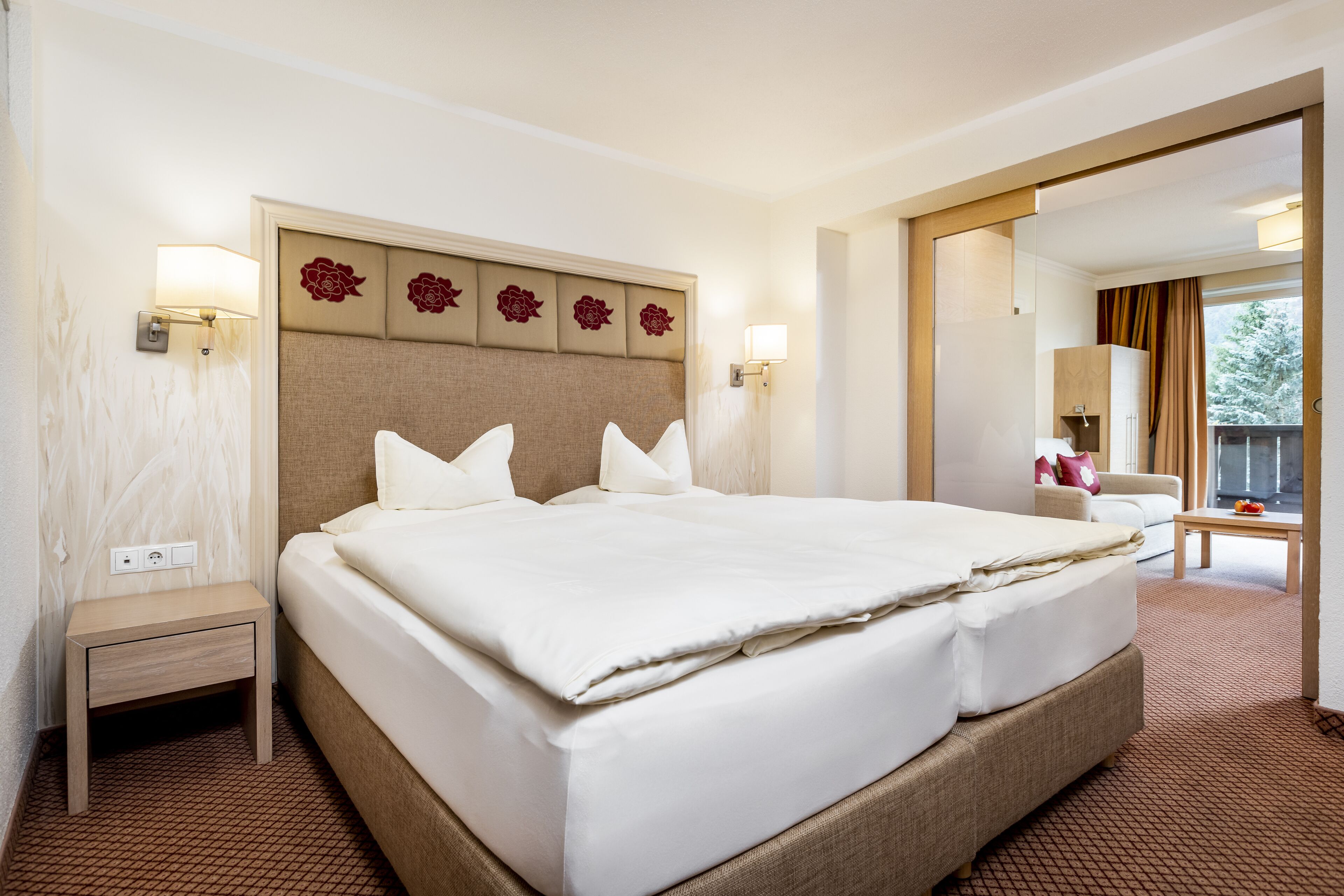 ห้องจูเนียร์สวีท | เครื่องนอนระดับพรีเมียม, มินิบาร์, ตู้นิรภัยในห้องพัก, โต๊ะทำงาน