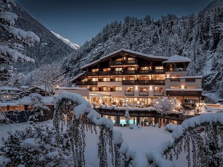 Jardines del alojamiento. Hotel Rita