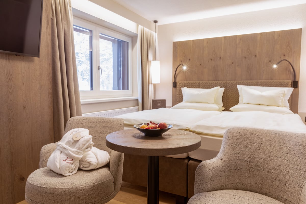 Standaard tweepersoonskamer | Luxe beddengoed, een minibar, een kluis op de kamer, een bureau
