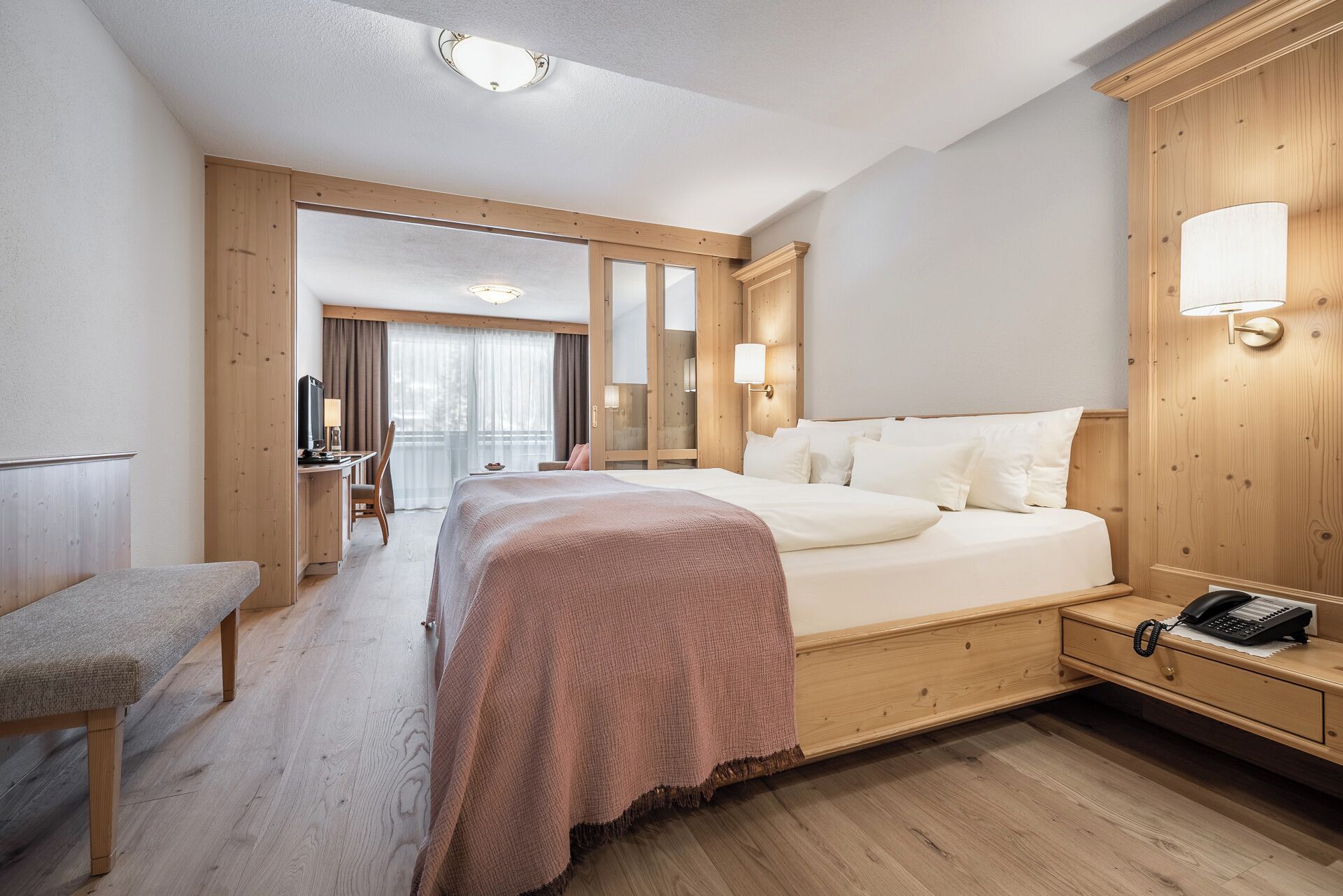 Junior-sviitti | Ylelliset vuodevaatteet, minibaari, tallelokero huoneessa, työpöytä