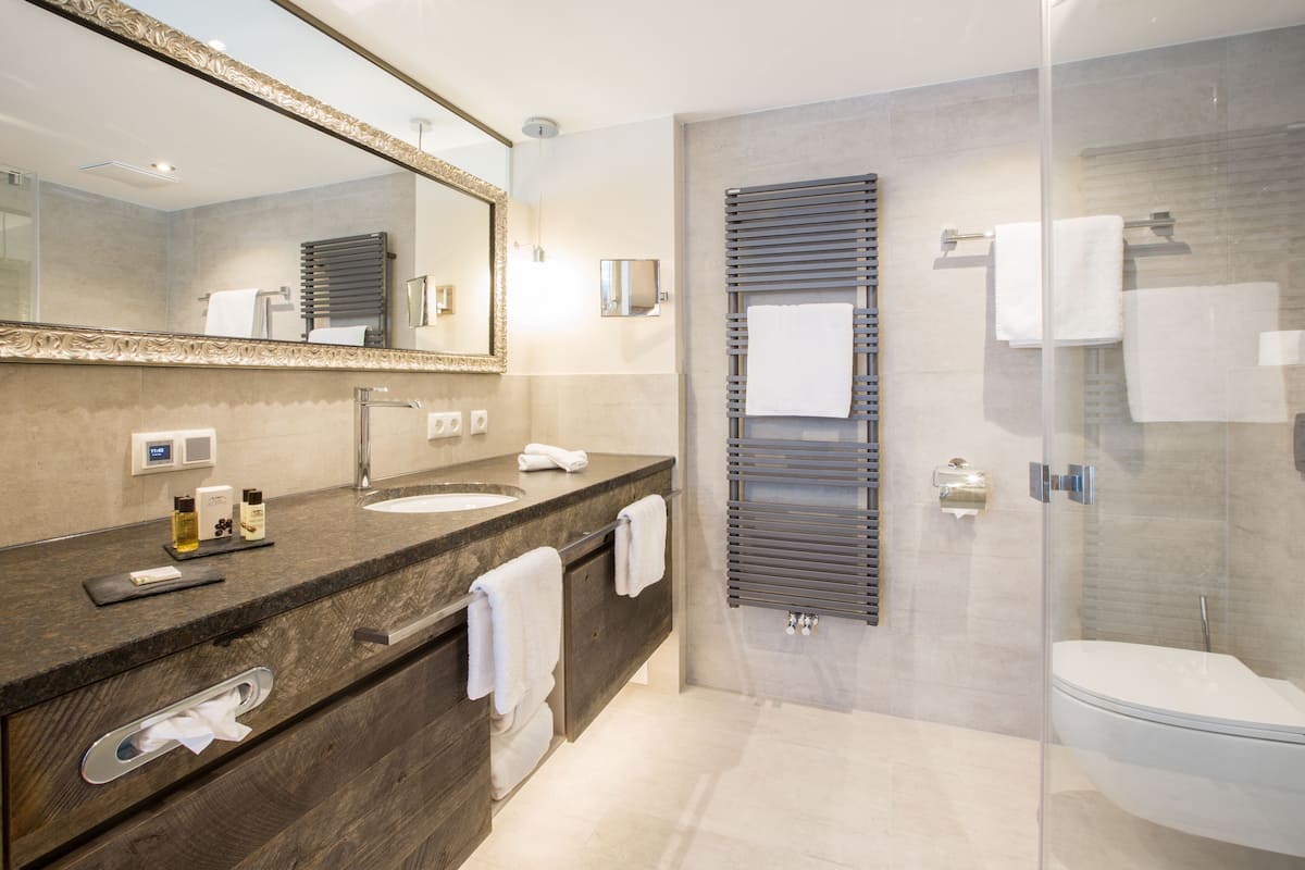 deluxe double room | bathroom | free toiletries, hair dryer, bathrobes, towels