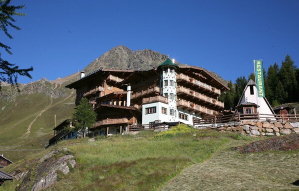 Front of property - Alm Ferienclub Silbertal (Soelden)