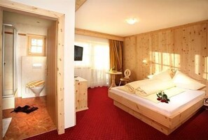 Ropa de cama hipoalergénica, caja de seguridad en la habitación y cunas 
