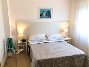 Minibar, caja de seguridad en la habitación y escritorio