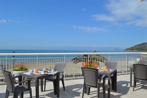 Serviço de café da manhã, almoço, jantar; vistas para a praia