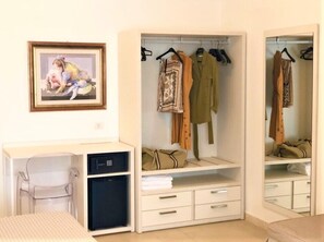 Minibar, caja de seguridad en la habitación y escritorio 