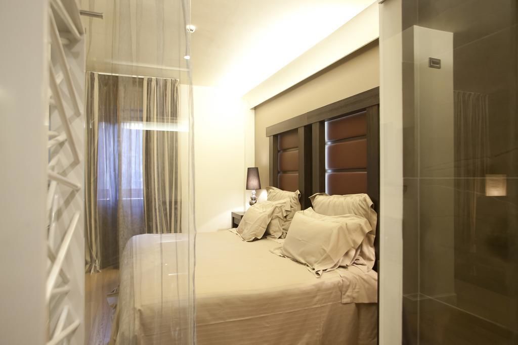 deluxe suite, river view | minibar, in-room safe, desk, free wifi
