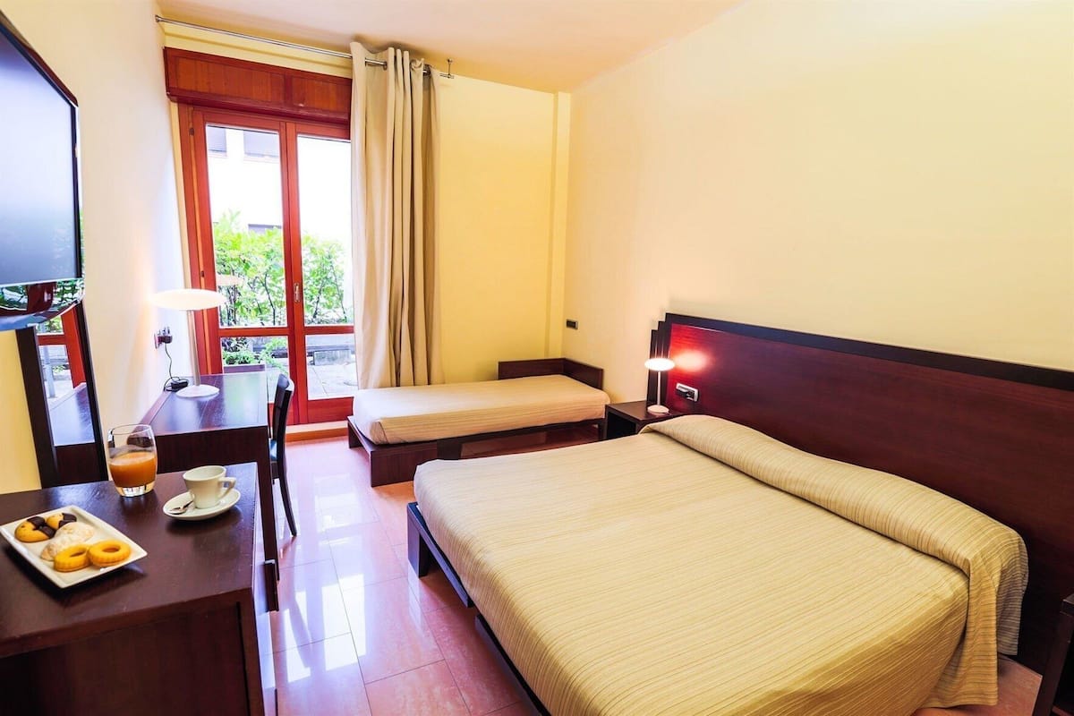 มินิบาร์, ตู้นิรภัยในห้องพัก, โต๊ะทำงาน, Wi-Fi ฟรี