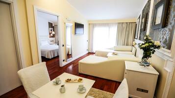 Doppia Deluxe | Minibar, una cassaforte in camera, una scrivania, Wi-Fi gratuito